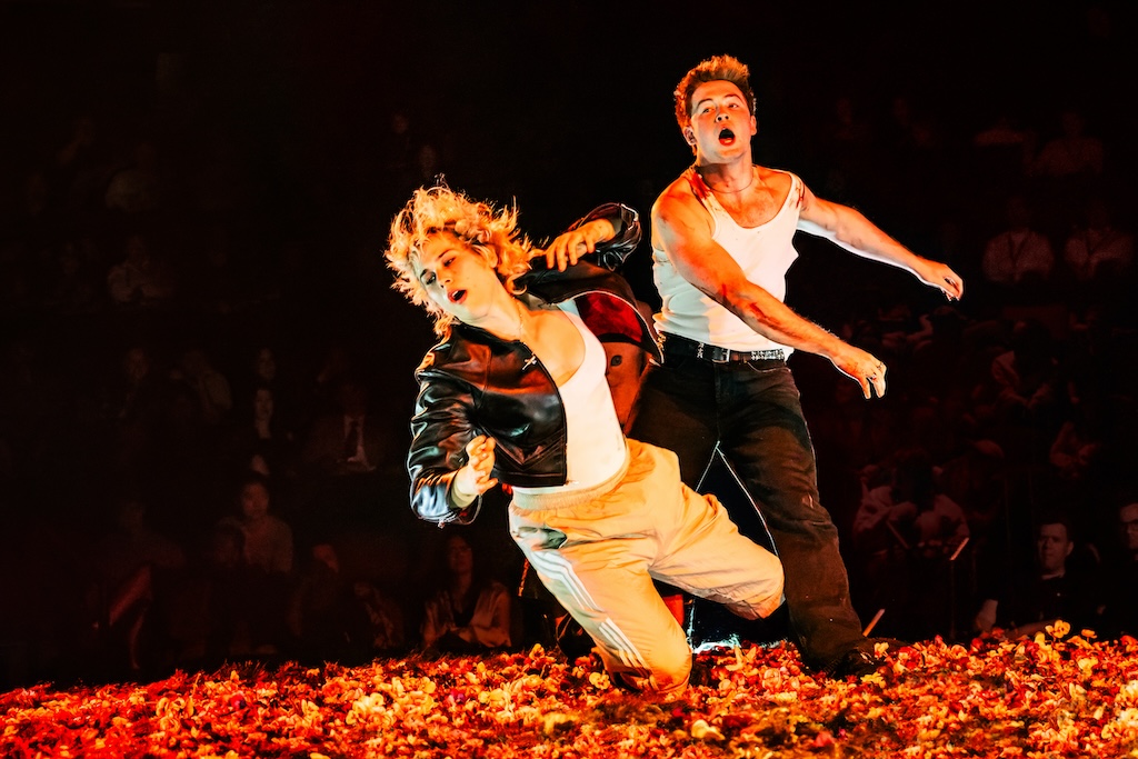 Pressfoto av Matthew Murphy & Evan Zimmerman - Tommy Dorfman (Tybalt/The Nurse) och Kit Connor (Romeo)