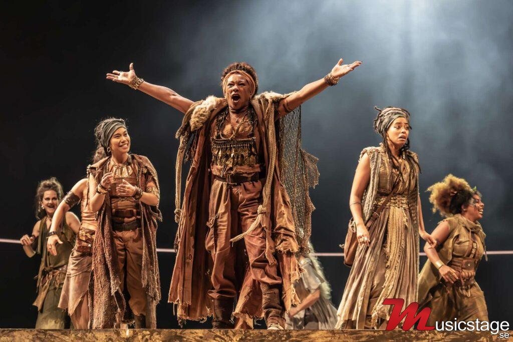 Pressbild: Clare Perkins and the company of Bacchae - National Theatre (Marc Brenner)